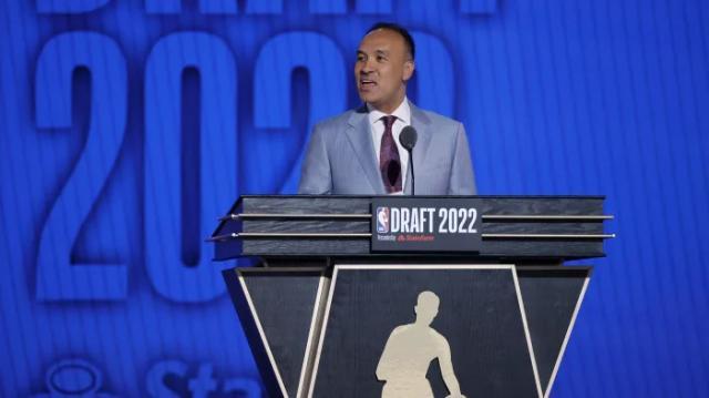 九游娱乐-给勇士颁发冠军奖杯的副总裁，居然还有中国血统